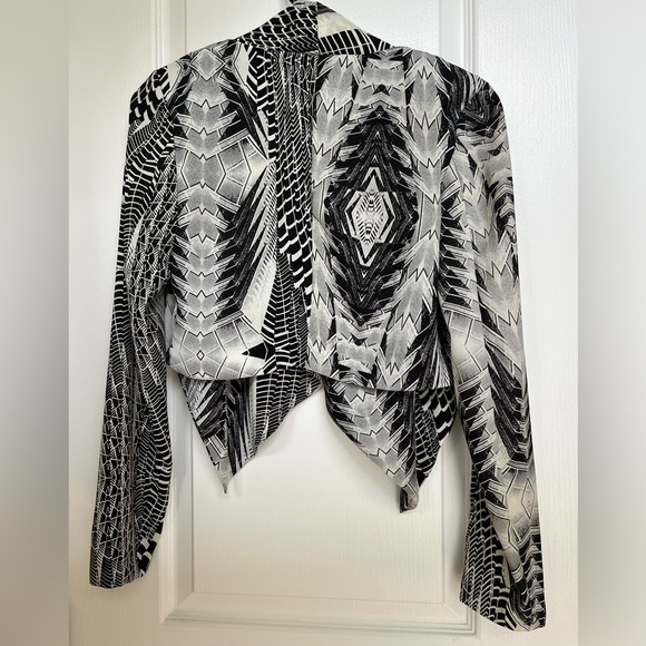 H&M Bolero Blazer-high-low-small shoulder pads-flowy open front-size 2 US-print - Picture 3 of 8